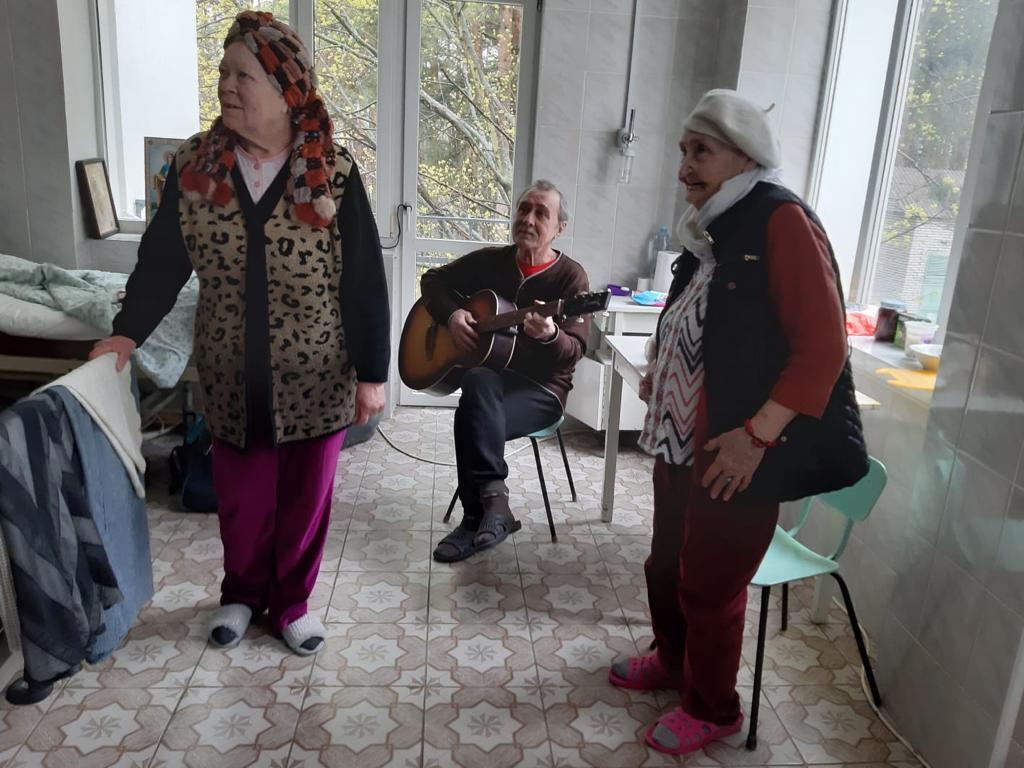 Ukraine: eine Gruppe evakuierter alter Menschen aus Kiew findet mit der Gemeinschaft in Lemberg ein neues Zuhause